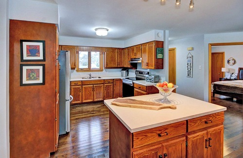 Zurich Cottage | Pine View Cottage Family-Friendly Getaway King Bed