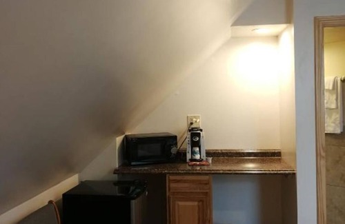 Old Orchard Beach Apartment | Pine View Lodge Old Orchard Beach - Attic Double/Full bed Unitnn