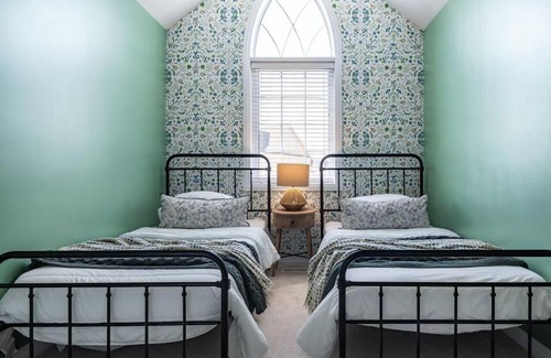 Orangeville Villa | Pine View Row: Luxurious Designer Townhome