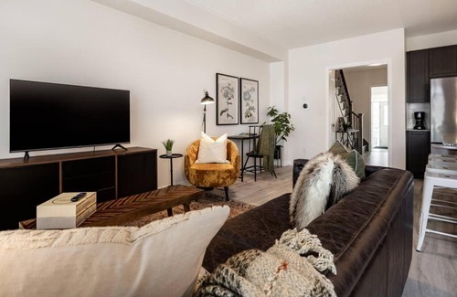 Orangeville Villa | Pine View Row: Luxurious Designer Townhome