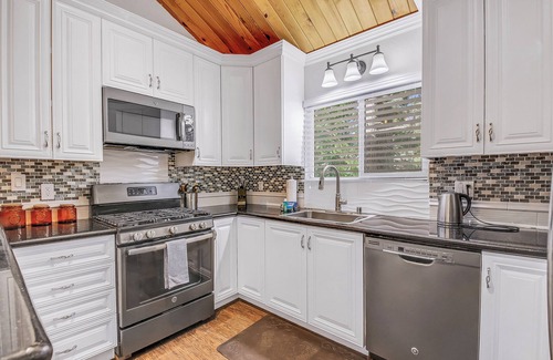 Twin Peaks House | Pine View - Spacious 3000 SQFT Home with Game Room, Bar and 3 Decks!