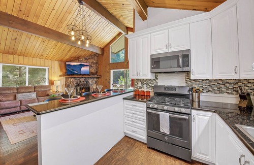 Twin Peaks House | Pine View - Spacious 3000 SQFT Home with Game Room, Bar and 3 Decks!