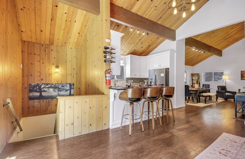 Twin Peaks House | Pine View - Spacious 3000 SQFT Home with Game Room, Bar and 3 Decks!