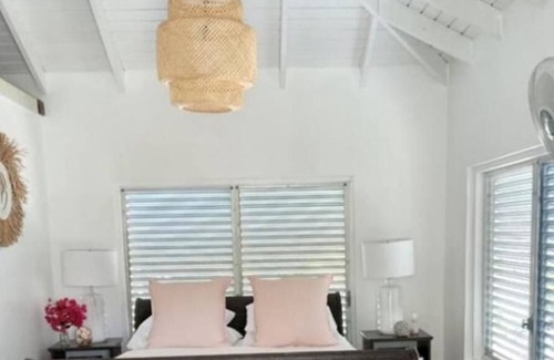 Long Bay Hills Cottage | Pineapple Cottage - Caribbean Romantic vibes