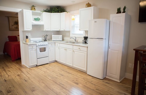 Avondale Cottage | Pineapple Inn (830696) .3 Miles From Wrightsville Beach)