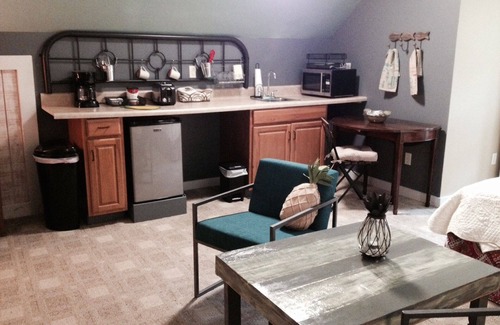 Biloxi Apartment | Pineapple Palms Downtown Loft B&B and Gardens
