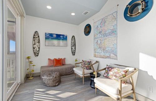 Lower Grand Lagoon House | Pineapple Paradise! 6BR 7BA beachfront house! Private Pool! Grill! Sleeps 16!