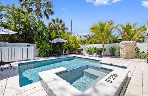 Ilexhurst House | Pineapple Paradise! 1 block to Beach access!
