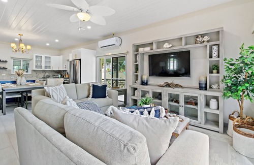 Nassau House | Pineapple Premier Villa (3 Bedroom), Waterfront Bliss with boat access, Kayaks, Sandbar in the Baham