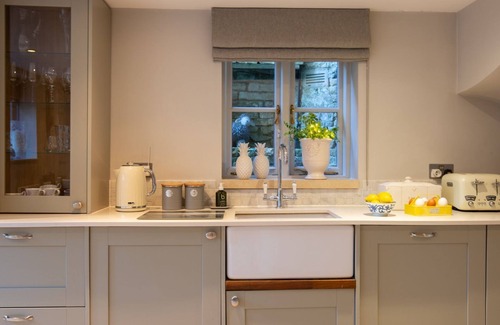 Longborough Cottage | Pineapple Spa Cottage, Lower Swell - sleeps 4 guests in 2 bedrooms