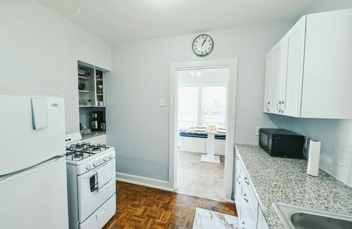 Old Northwood Apartment | Pineapple Upper Deck Guesthouse Near Beaches/Shopping/Dining, Ballparks&Downtwn!
