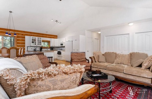 East Kootenay Cabin | Pinecone Cottage | Hot Tub | Fireplace | Foosball