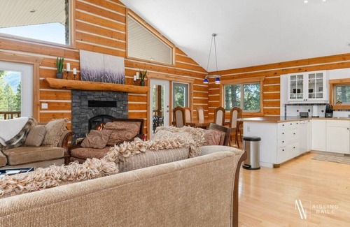 East Kootenay Cabin | Pinecone Cottage | Hot Tub | Fireplace | Foosball