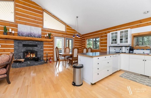 East Kootenay Cabin | Pinecone Cottage | Hot Tub | Fireplace | Foosball