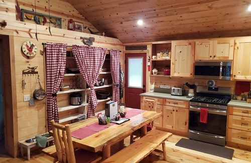 La Pine Cabin | Pinecone Cabin, Couples, hot tub, pet friendly, fenced, trails, private!