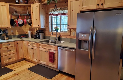 La Pine Cabin | Pinecone Cabin, Couples, hot tub, pet friendly, fenced, trails, private!