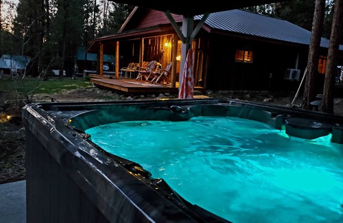 La Pine Cabin | Pinecone Cabin, Couples, hot tub, pet friendly, fenced, trails, private!