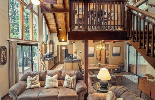 Dorrington Cabin | Pinecone Cottage Hot Tub Firepit, Espresso, Rec Center Pool, SUP, A/C