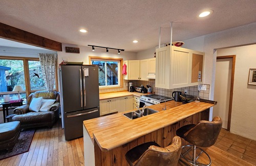 Haliburton Cottage | Pinecrest on the Lake, 4BR Waterfront, Dock, 4 Season Cottage, Private