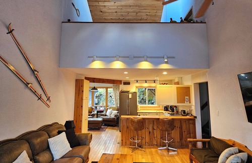 Haliburton Cottage | Pinecrest on the Lake, 4BR Waterfront, Dock, 4 Season Cottage, Private