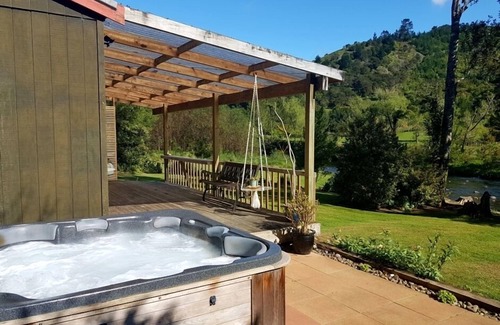 Katikati Cottage | Pinehaven Riverside Cottage - Escape the Rat Race