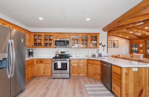 Upper Moonridge Cabin | Pinehurst Lodge by Destination Big Bear : Log Style Mountain Feel in Upper Moonridge! Shuffleboard! Hot Tub!