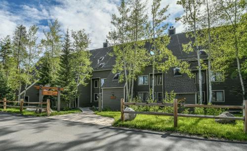 Keystone House | Pines 2045 by SummitCove Lodging