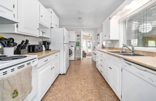Norland Cottage | Pines Bay Waterfront cottage with Hot tub!