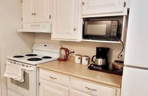 Norland Cottage | Pines Bay Waterfront cottage with Hot tub!