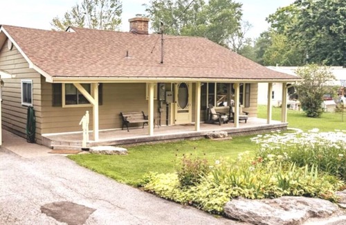 Norland Cottage | Pines Bay Waterfront cottage with Hot tub!