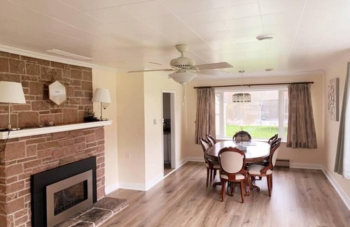 Norland House | Pines Bay Waterfront cottage with Hot tub!