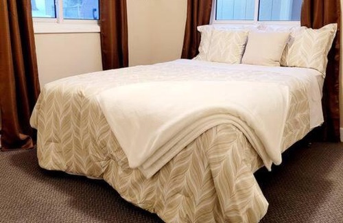 Norland House | Pines Bay Waterfront cottage with Hot tub!