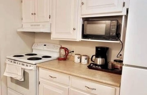 Norland House | Pines Bay Waterfront cottage with Hot tub!