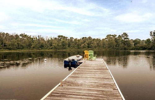Norland House | Pines Bay Waterfront cottage with Hot tub!