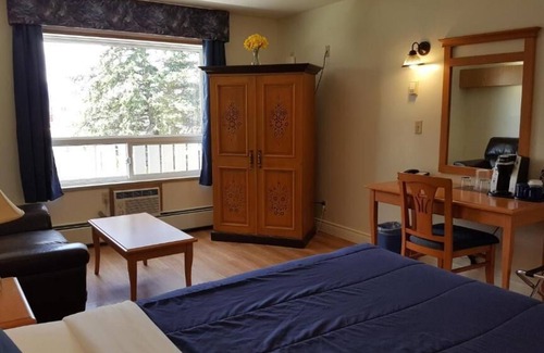 Hinton Hotel | Pines Motel