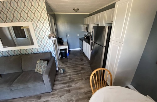 Rusticoville Hotel | Pines Motel