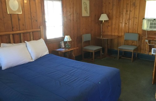 St Ignace Hotel | Pines Motel