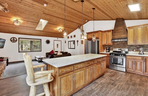 Fox Farm Cabin | Pines & Needles Retreat at Big Bear- Hot Tub- Central Location-