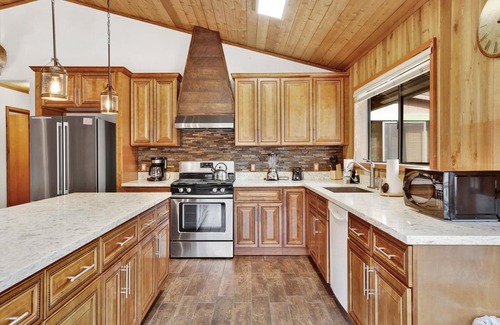 Fox Farm Cabin | Pines & Needles Retreat at Big Bear- Hot Tub- Central Location-