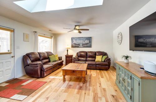 Pinetop House | Pinetop-Lakeside Cabin, Walk to Woodland Lake Park