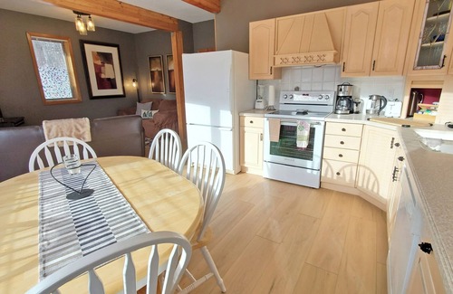 Sunburst Estates Ski Chalet | PINETREE CHALET: Sugar Pine Suite. Ask for a Quote! Longer stay = lower rates.