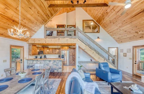 Epworth House | Pineview Escape - Hot Tub - Views - Arcades