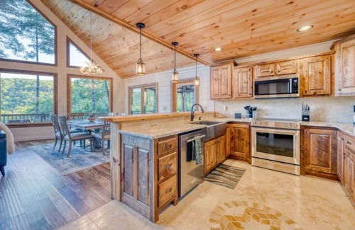 Epworth House | Pineview Escape - Hot Tub - Views - Arcades