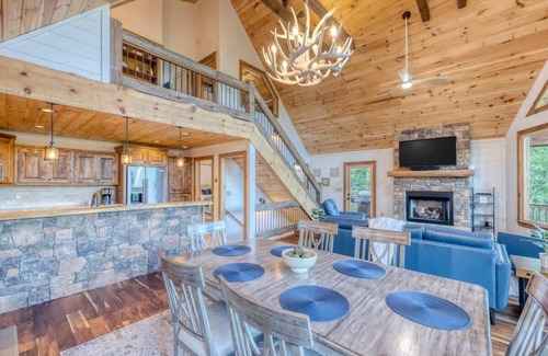 Epworth House | Pineview Escape - Hot Tub - Views - Arcades