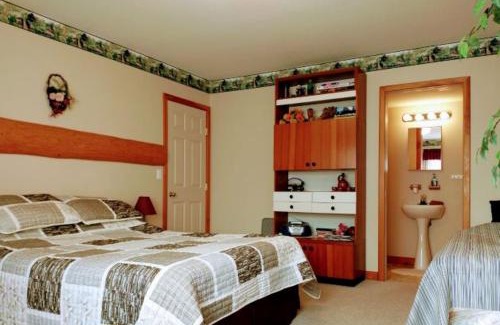 Central Okanagan House | PineWood Guesthouse