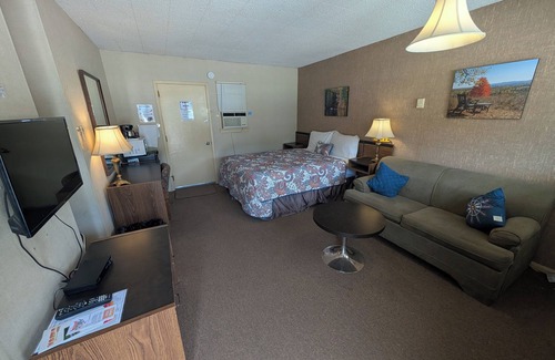 Barry's Bay Hotel | PINEWOOD INN