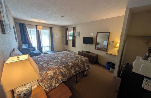 Barry's Bay Hotel | PINEWOOD INN