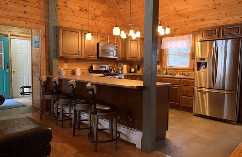 Mount Sunapee Cabin | Pinewood Lodge | Cozy Pet-Friendly Log Cabin 5 min to Mt Sunapee