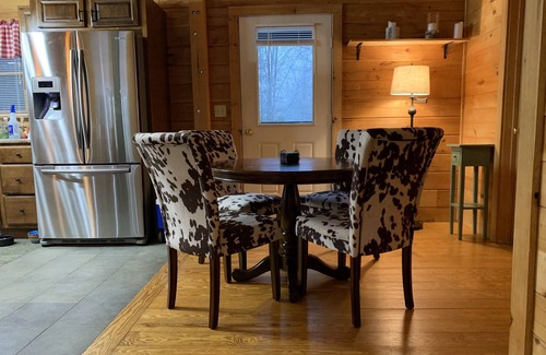 Mount Sunapee Cabin | Pinewood Lodge | Cozy Pet-Friendly Log Cabin 5 min to Mt Sunapee