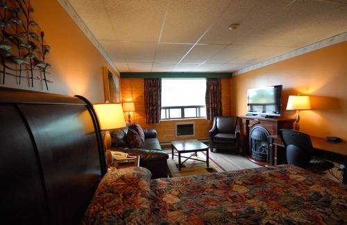 Espanola Hotel | Pinewood Motor Inn